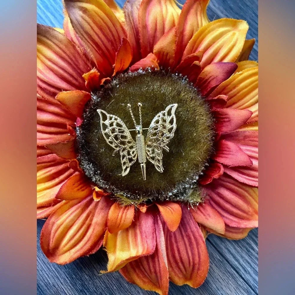 🌻5/$25🌻MONET Vintage Gold Toned Butterfly Brooch Pin